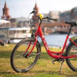 Noleggio biciclette a Berlino sotto la Torre della TV