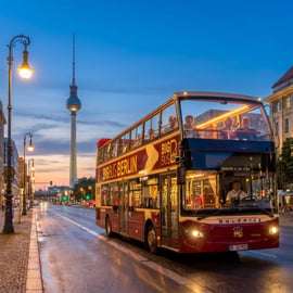 Berlino: Tour panoramico serale in autobus con commento in diretta