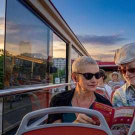 Berlino: Tour panoramico serale in autobus con commento in diretta