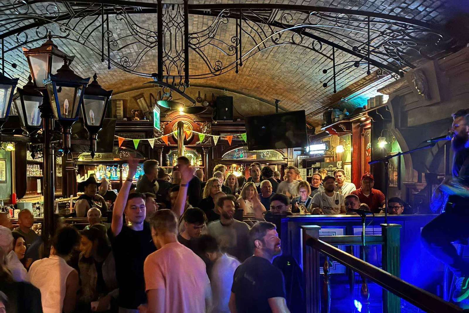 Berlino: Tour dei pub e dei bar con shot gratuiti e accesso ai club