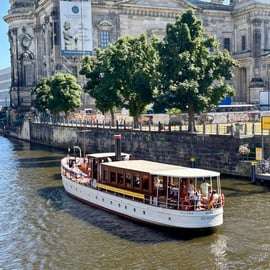 Berlino: Crociera serale in yacht con aperitivo e cena facoltativa