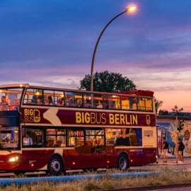 Berlino: Tour panoramico serale in autobus con commento in diretta