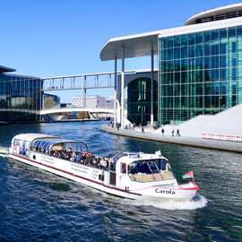 Giro in barca a Berlino con guida dal vivo DE/EN
