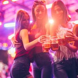 Berlino: Tour dei pub e dei bar con shot gratuiti e accesso ai club