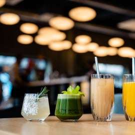 Colazione con champagne a Schöneberg, piatto e caffè