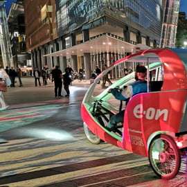 Tour in bike taxi di Berlino illuminata, con guida personale