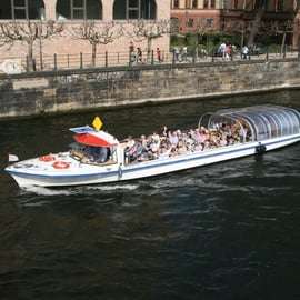 Berlino: Crociera turistica E-Boat sulla Sprea (tedesco/inglese)