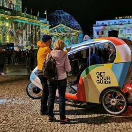 Tour in bike taxi di Berlino illuminata, con guida personale