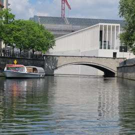 Berlino: Crociera turistica E-Boat sulla Sprea (tedesco/inglese)