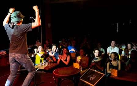 Berlino: Stand-Up Comedy in inglese con pizza e shottini