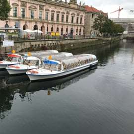 Berlino: Crociera turistica E-Boat sulla Sprea (tedesco/inglese)