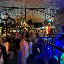 Berlino: Tour dei pub e dei bar con shot gratuiti e accesso ai club
