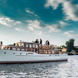 Berlino: Crociera serale in yacht con aperitivo e cena facoltativa