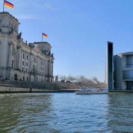 Berlino: Crociera turistica E-Boat sulla Sprea (tedesco/inglese)