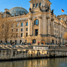 Tour in barca sulla Sprea a Berlino con guida dal vivo