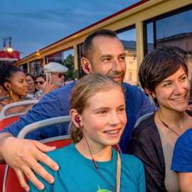 Berlino: Tour panoramico serale in autobus con commento in diretta