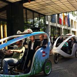 Tour in bike taxi di Berlino illuminata, con guida personale