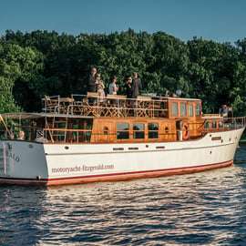 Berlino: Crociera serale in yacht con aperitivo e cena facoltativa