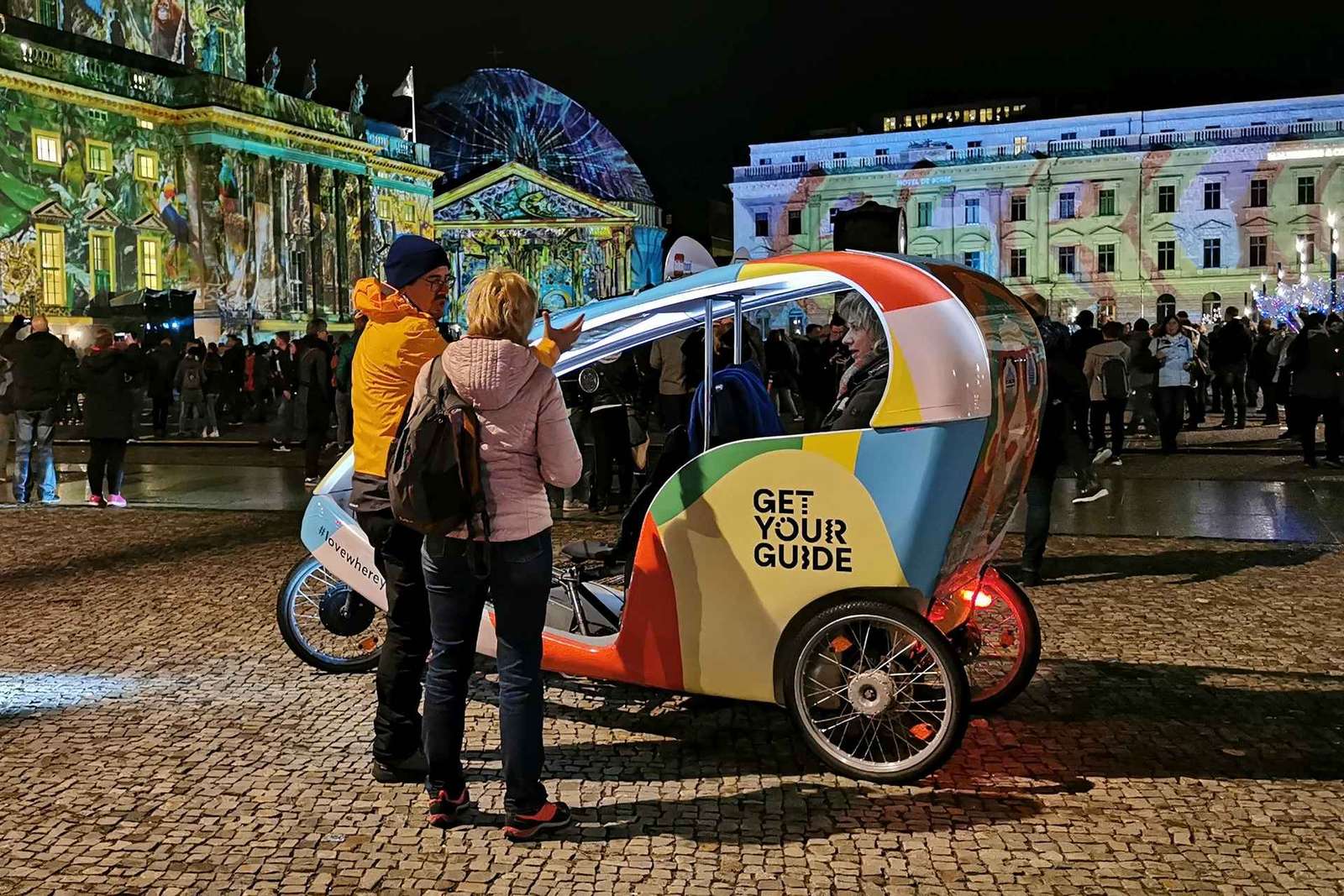 Tour in bike taxi di Berlino illuminata, con guida personale