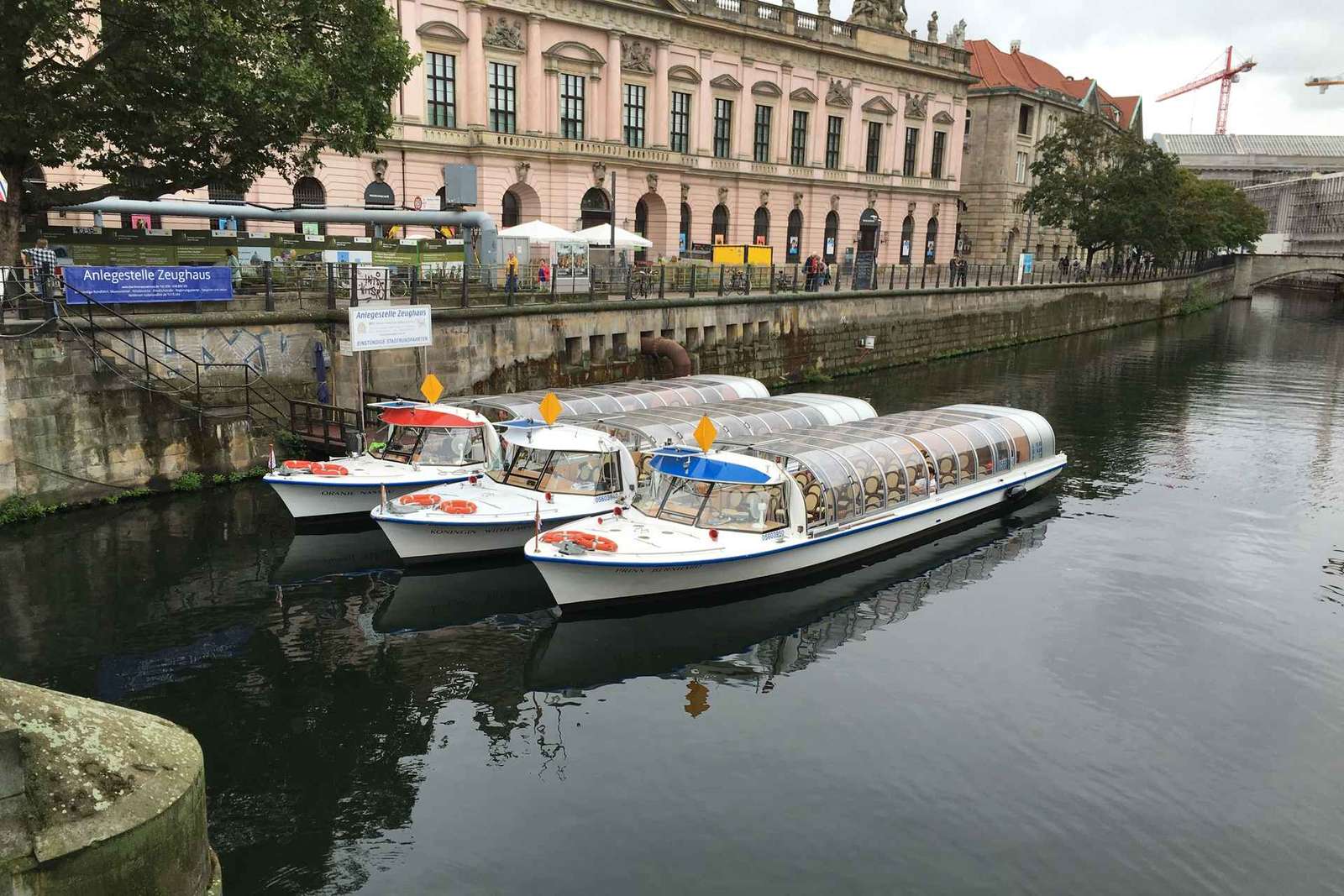 Berlino: Crociera turistica E-Boat sulla Sprea (tedesco/inglese)