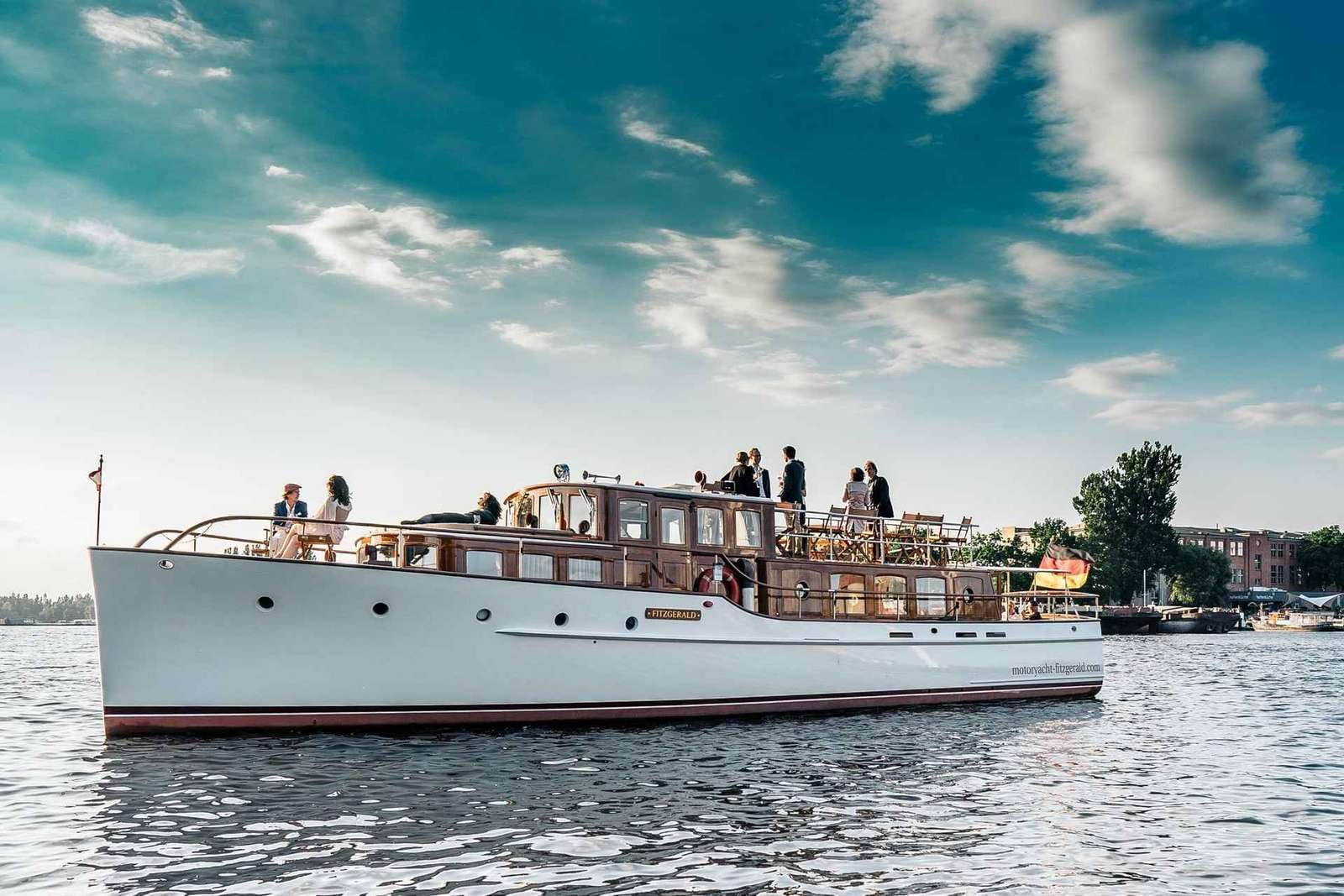 Berlino: Crociera serale in yacht con aperitivo e cena facoltativa