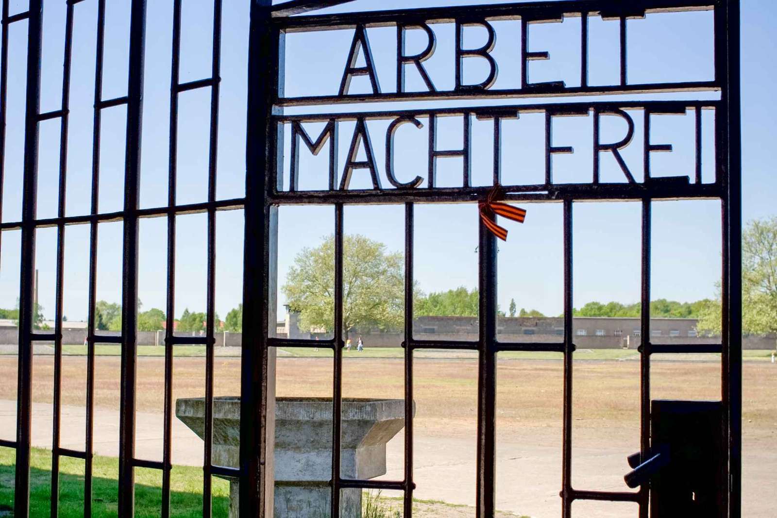 Berlino: Tour guidato di 4 ore del Memoriale di Sachsenhausen in autobus