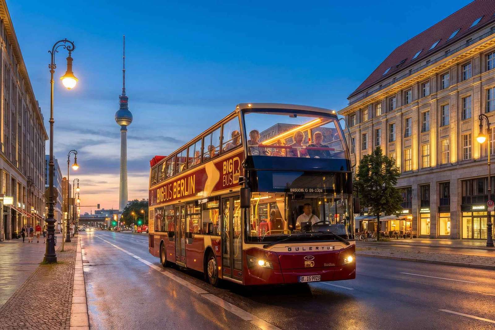 Berlino: Tour panoramico serale in autobus con commento in diretta