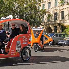 Tour in bike taxi di Berlino illuminata, con guida personale