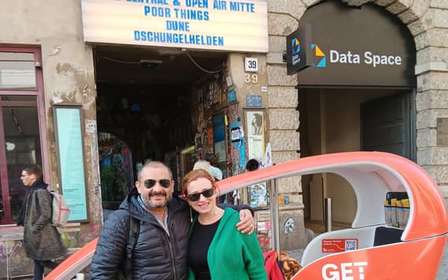 Tour guidato di Berlino in e-rickshaw: attrazioni e percorsi nascosti + servizio di prelievo