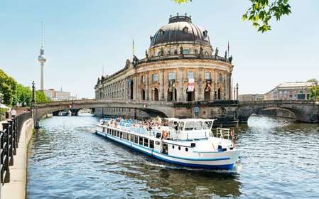 Berlino: tour della città di un'ora in barca con posti a sedere garantiti